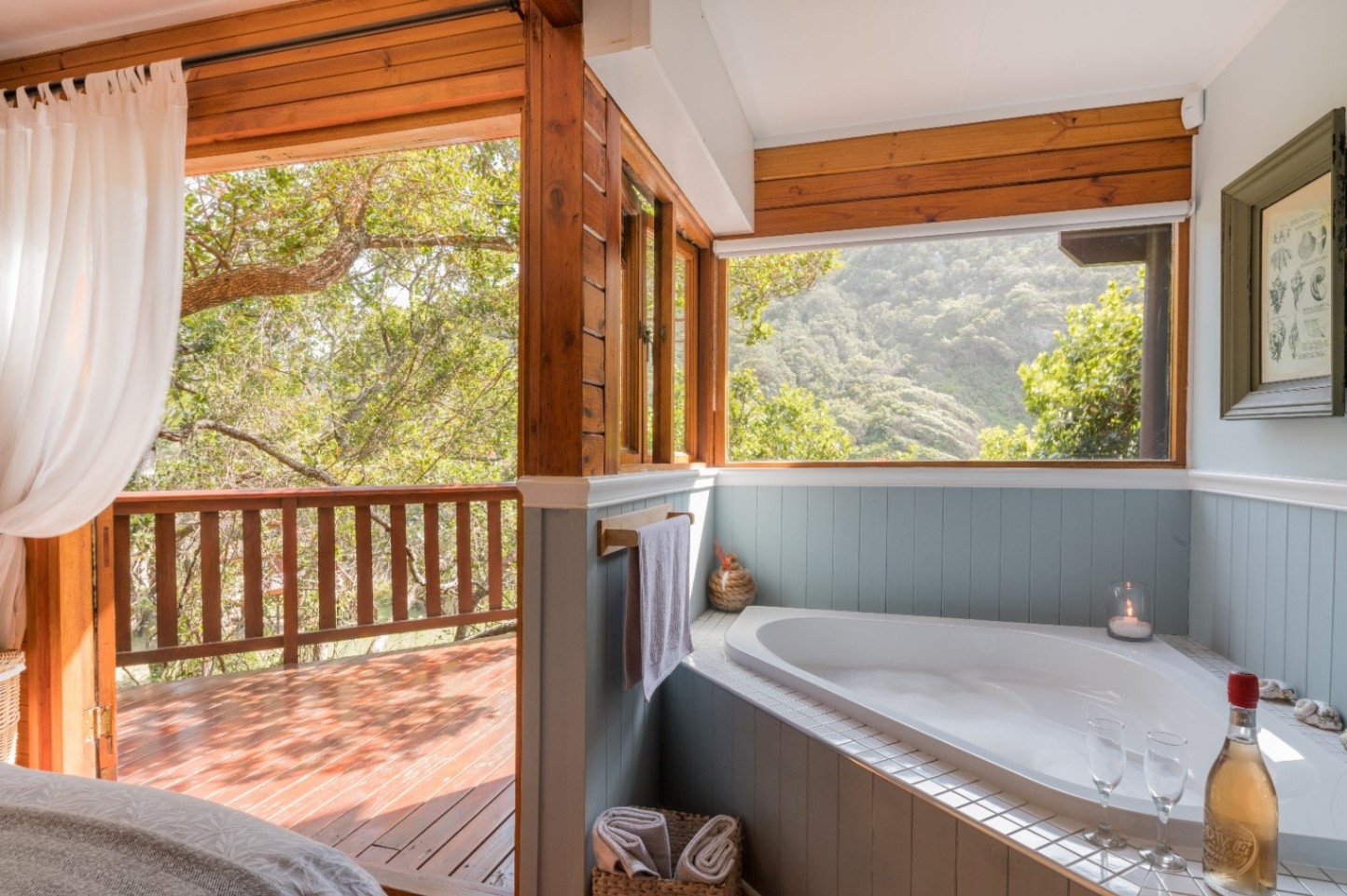 Ballots Bay Treehouse Bath Tub