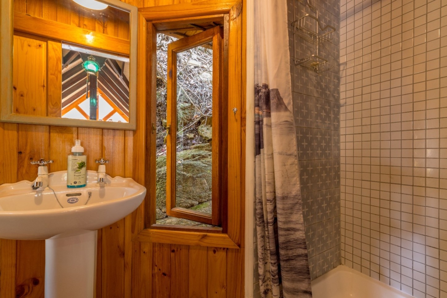 Ballots Bay Treehouse Bathroom