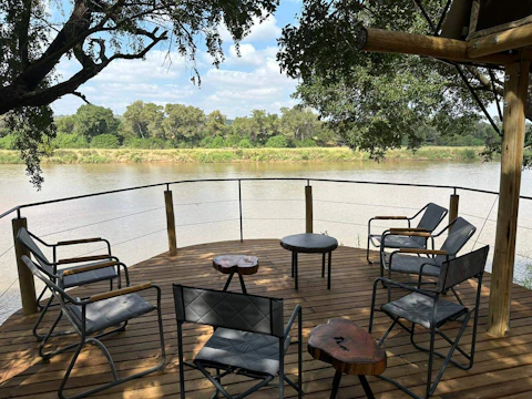 Bundox River Lodge Outdoor Deck