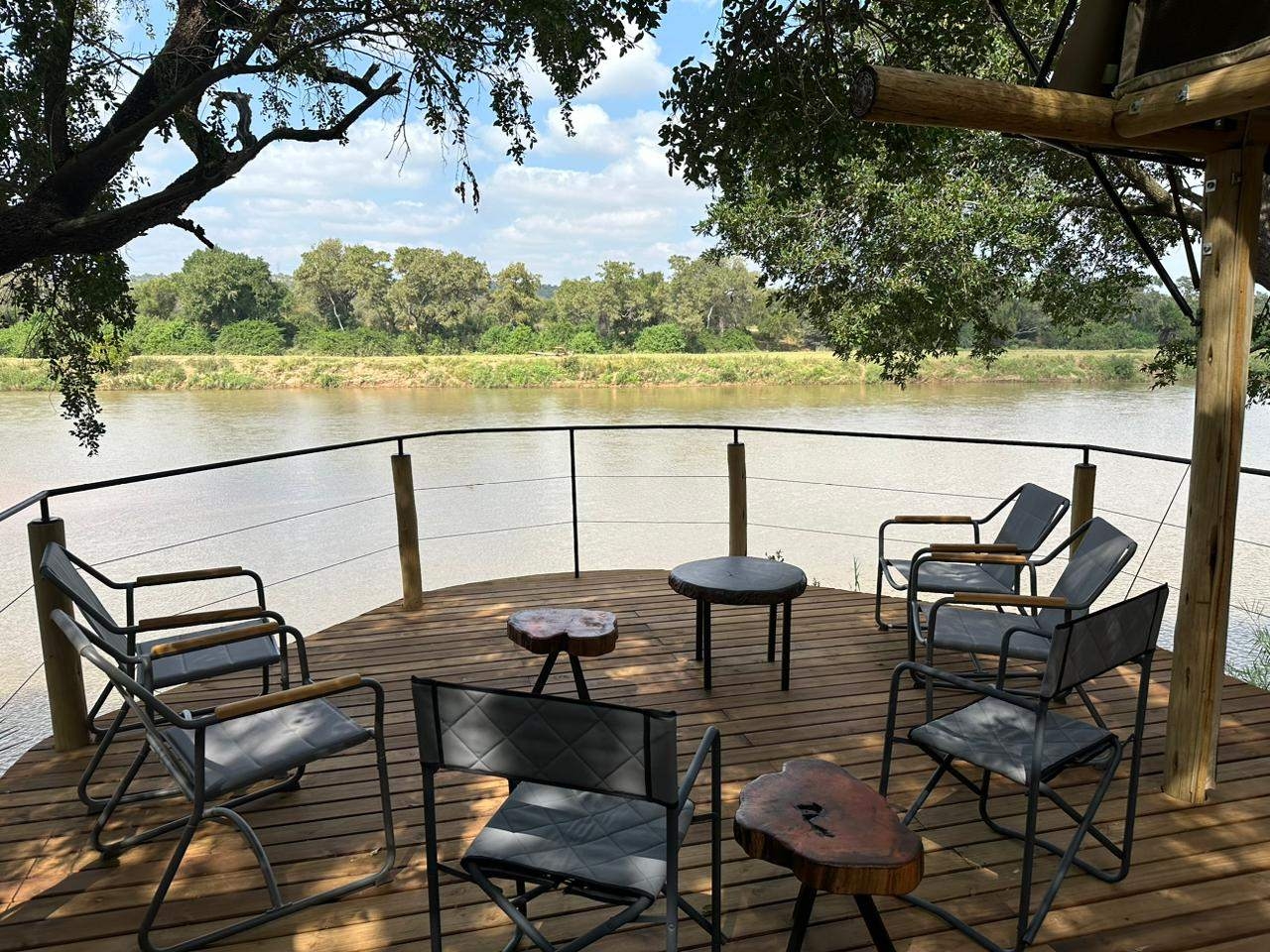 Bundox River Lodge Outdoor Deck