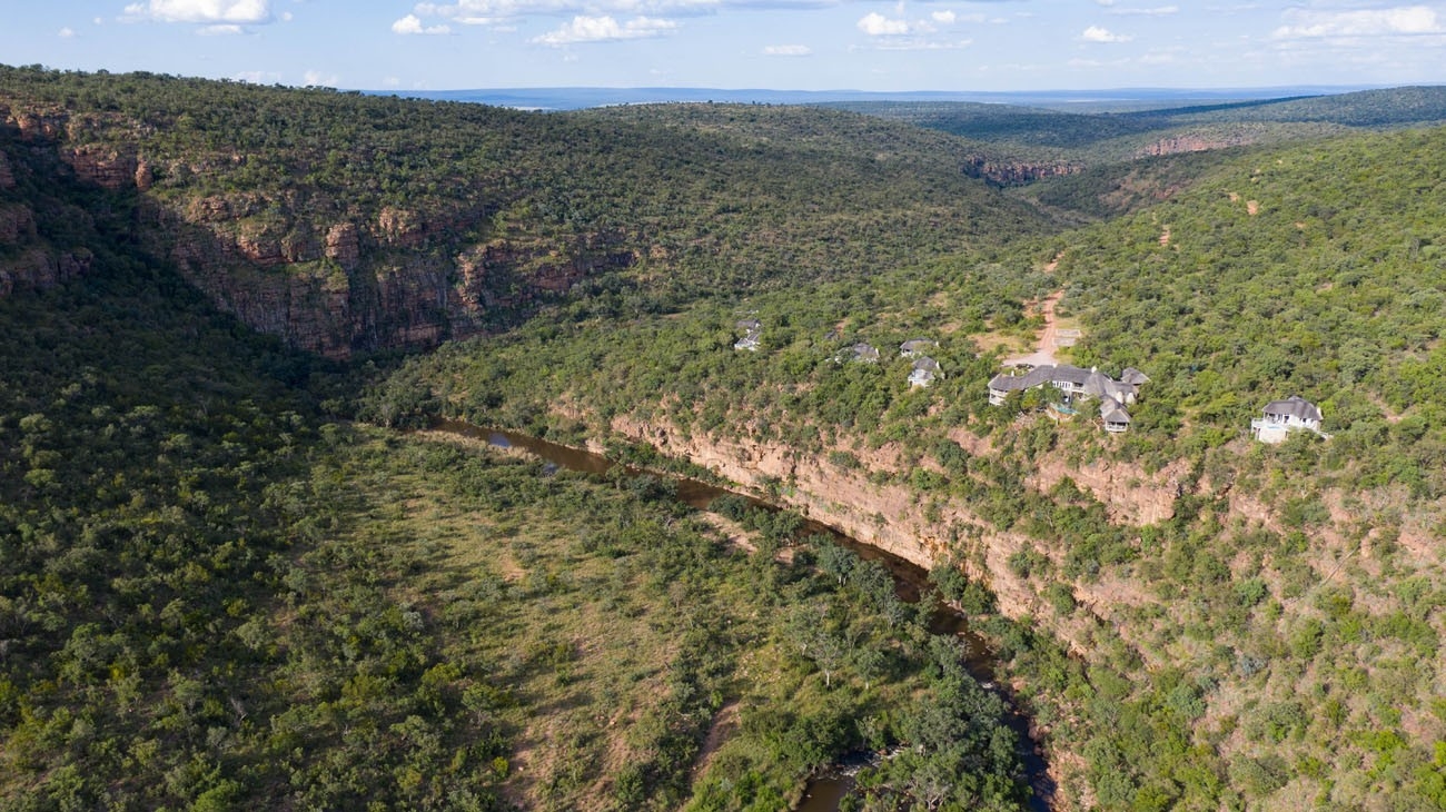 Clifftop Exclusive Safari Hideaway Setting