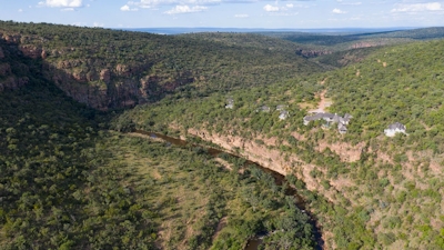 Clifftop Exclusive Safari Hideaway Setting