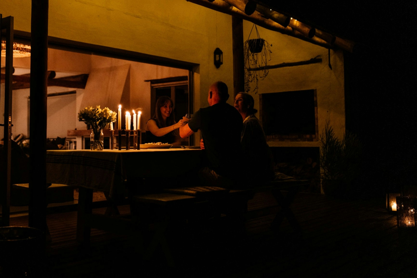 Outdoor dining at Ohana Retreat